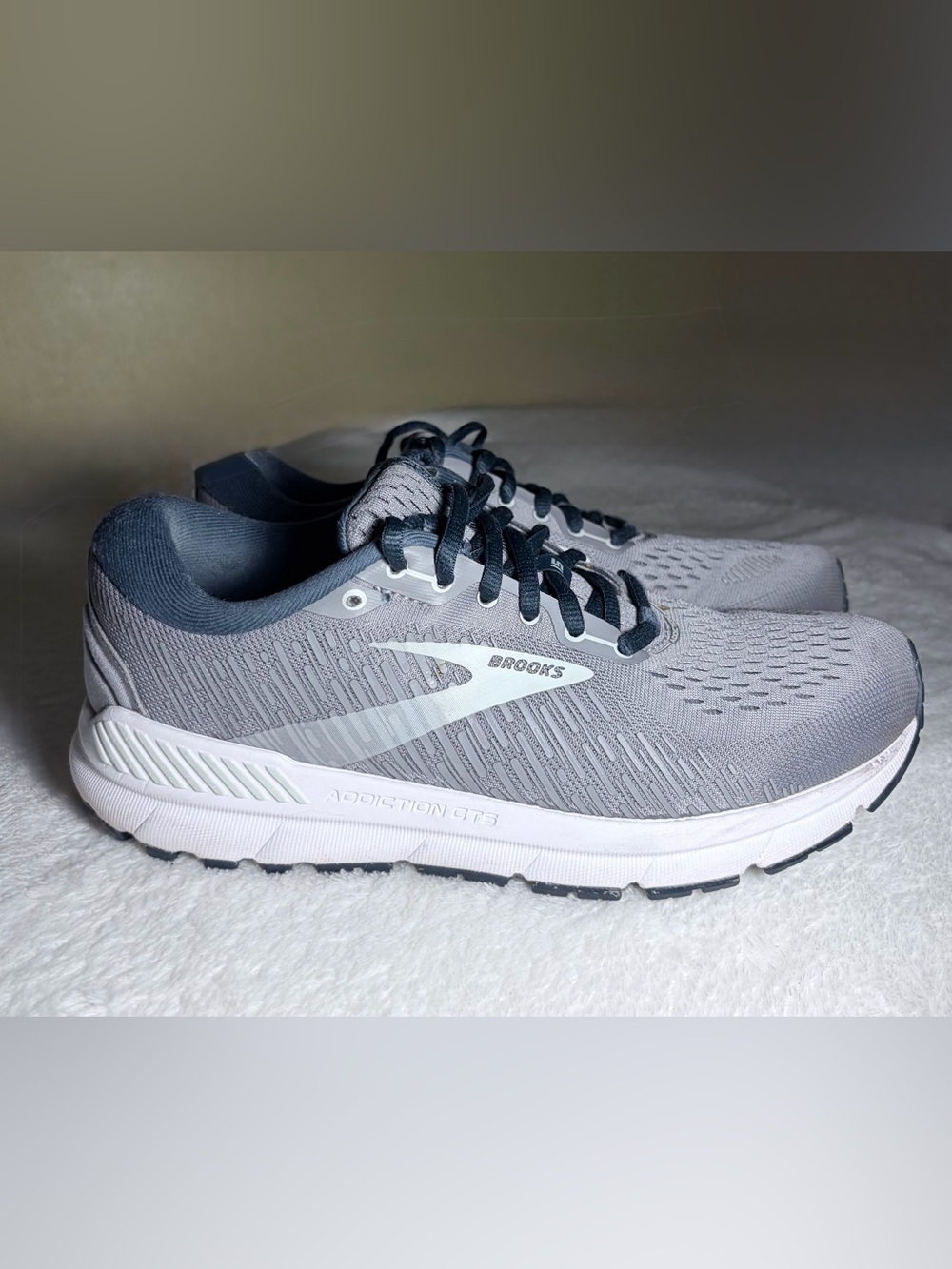 Brooks Gray and Black Running Women’s Shoes Sz 9